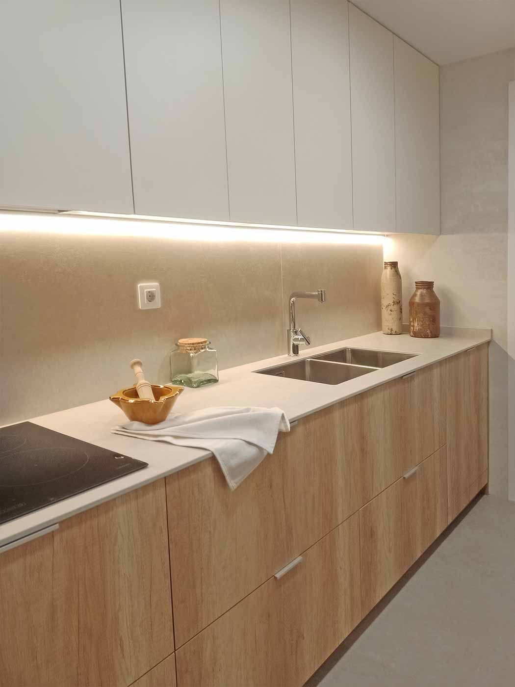 reforma-cocina-estrecha-sabadell-forma-de-tubo-encimera reforma-cocina-estrecha-sabadell-forma-de-tubo-encimera