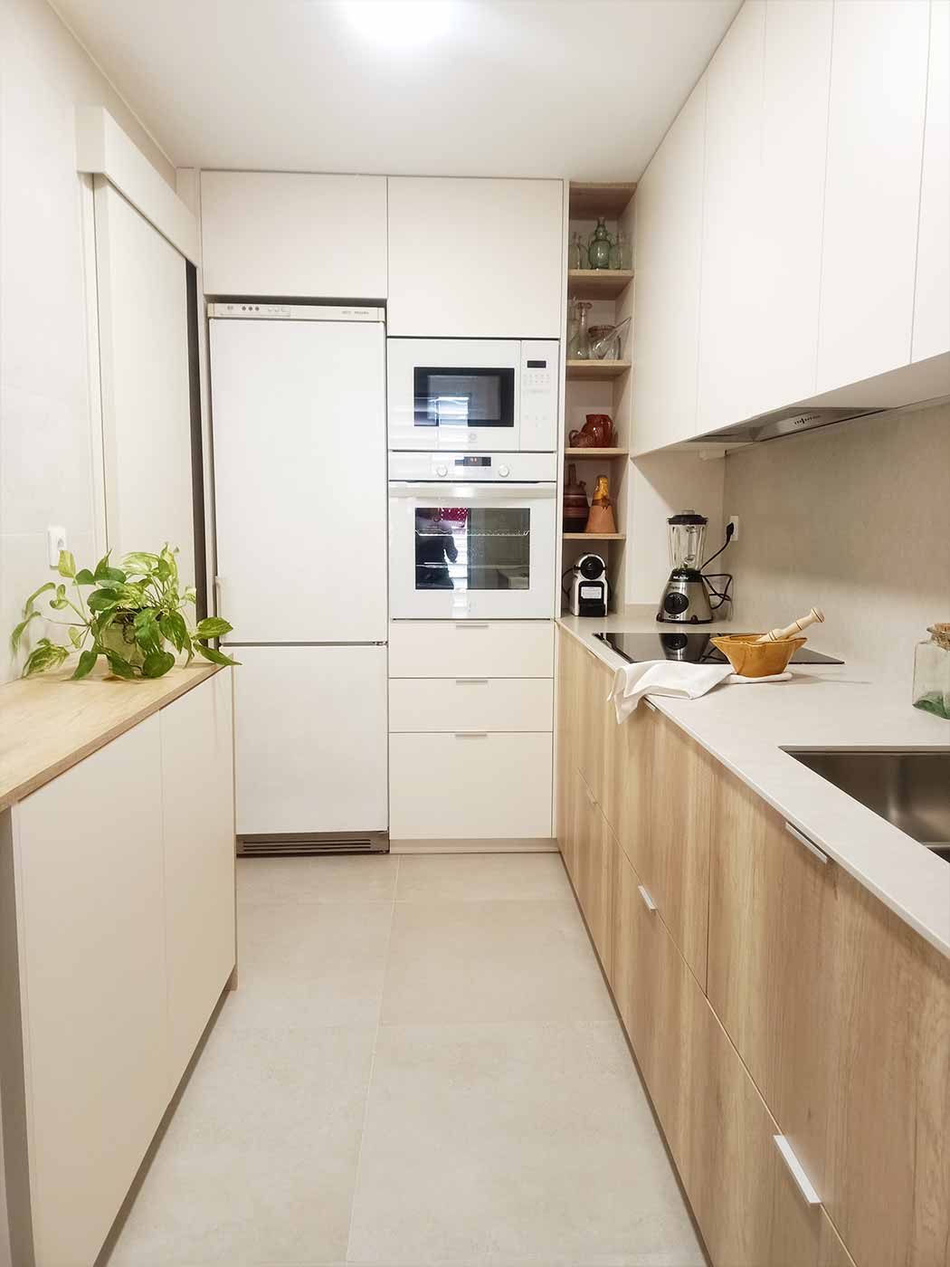 reforma-cocina-estrecha-sabadell-forma-de-tubo-vista-puerta reforma-cocina-estrecha-sabadell-forma-de-tubo-vista-puerta