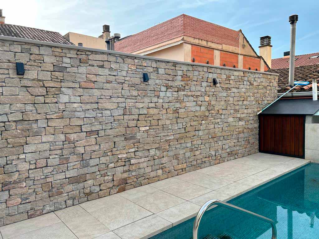 reforma-integral-en-caldes-muro-piedra-natural-muro